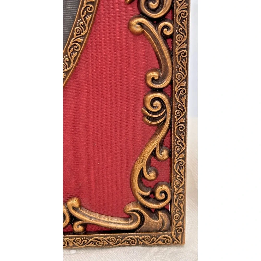Vintage Ornate Gold Filigree Photo Frame Red Moiré Oval 6.5x4.5‎ Opening Korea